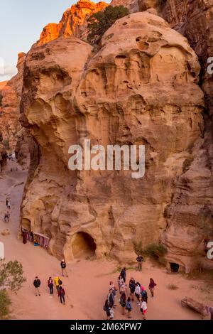 Wadi Musa, Jordanien - 2. November 2022: Felsen und Straßenansicht bei Little Petra, Siq al-Barid Stockfoto