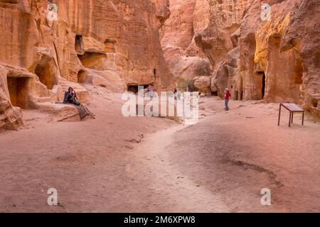 Wadi Musa, Jordanien - 2. November 2022: Felsen und Straßenansicht bei Little Petra, Siq al-Barid Stockfoto