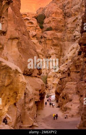 Wadi Musa, Jordanien - 2. November 2022: Felsen und Straßenansicht bei Little Petra, Siq al-Barid Stockfoto