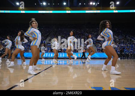 UCLA Bruins Cheerleader tanzen während eines NCAA College Basketballspiels gegen die Southern California Trojans in Los Angeles am Donnerstag, 5. Januar 2023. Stockfoto