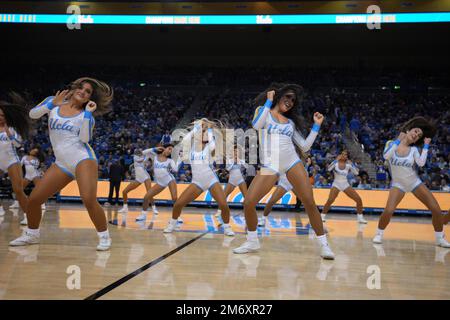 UCLA Bruins Cheerleader tanzen während eines NCAA College Basketballspiels gegen die Southern California Trojans in Los Angeles am Donnerstag, 5. Januar 2023. Stockfoto