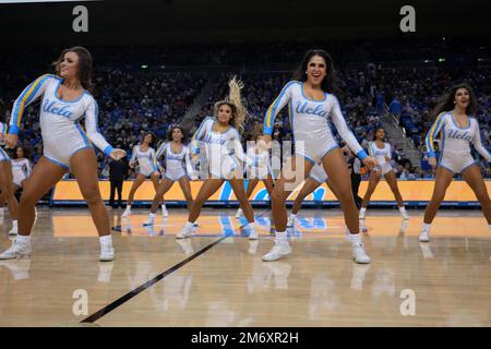 UCLA Bruins Cheerleader tanzen während eines NCAA College Basketballspiels gegen die Southern California Trojans in Los Angeles am Donnerstag, 5. Januar 2023. Stockfoto