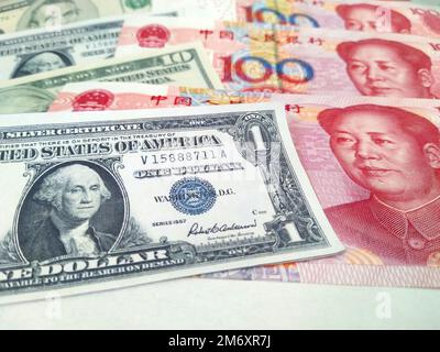 SUQIAN, CHINA - 5. JANUAR 2023 - Illustration: RMB/US-Dollar Wechselkurs, 6. Januar 2023, Suqian, Jiangsu, China. Stockfoto