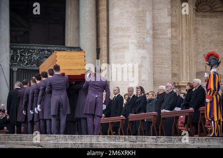 Vatikanstadt, Vatikan. 05. Januar 2023. Der Sarg mit Papst Benedikt XVI. Wird nach St. Petersdom nach der öffentlichen Bestattungsmesse für Papst Emeritus Benedict XVI. In St. Petersplatz. Papst Emeritus Benedict XVI. Starb am 31. Dezember 2022 im Vatikan im Alter von 95 Jahren. Kredit: Michael Kappeler/dpa/Alamy Live News Stockfoto