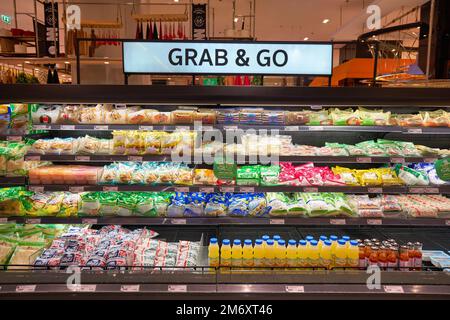 BANGKOK, THAILAND - CIRCA JANUAR 2020: Innenaufnahme des Gourmet Market Supermarkts in Bangkok. Stockfoto