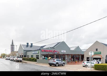 Bredasdorp, Südafrika - 23. September 2022: Eine Straßenszene mit dem Pavillion Shopping Centre in Bredasdorp in der Provinz Westkap. Die Fahrzeuge sind es Stockfoto