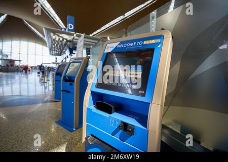 KUALA LUMPUR, MALAYSIA - CIRCA JANUAR 2020: Nahaufnahme des Check-in-Automaten am Kuala Lumpur International Airport. Stockfoto