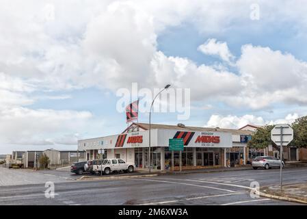 Bredasdorp, Südafrika - 23. September 2022: Eine Straßenszene mit einem Automobilunternehmen in Bredasdorp in der Provinz Westkap. Fahrzeuge sind sichtbar Stockfoto