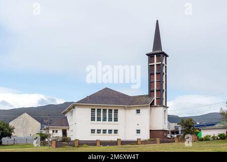 Bredasdorp, Südafrika - 23. September 2022: Eine Straßenszene mit der United Reformed Church in Bredasdorp in der Provinz Westkap Stockfoto