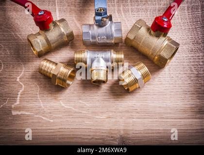 Gruppe von Rohrverbindern und Vorrichtungen auf Holzplatte Stockfoto