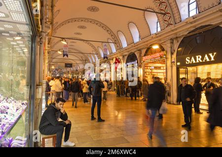 Juwelierläden in der Hauptstraße des Großen Basars und Menschen. Foto des türkischen Wirtschaftskonzepts. Istanbul Turkiye - 12.23.2022 Stockfoto