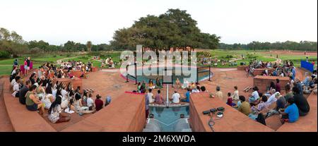 Auroville, Indien - 31. Dezember 2022: Kollektive Meditation im Park of Unity am Silvesterabend. Stockfoto