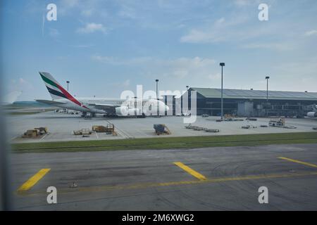 KUALA LUMPUR, MALAYSIA - CIRCA JANUAR 2020: Emirates Airbus A380 auf Asphalt aus Sicht eines Flugzeugs am Kuala Lumpur International Airport Stockfoto