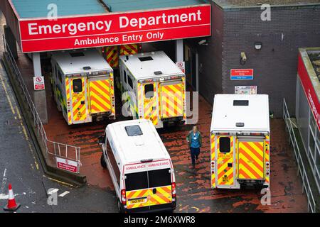 Glasgow, Schottland, Großbritannien. 5. Januar 2023 Krankenwagen warten heute auf die Entladung von Patienten in Der A&E-Abteilung der Glasgow Royal Infirmary in Glasgow. Die Krise Stockfoto