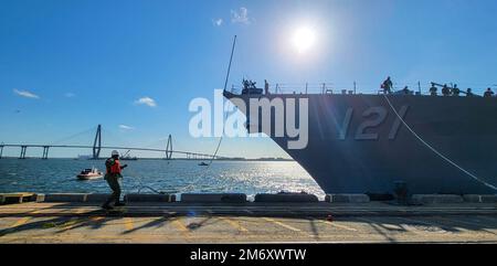 Boatswain’s Mate 1. Class Jabri Singleton Line Griffe für den Arleigh Burke Class Destroyer USS Frank E. Petersen Jr. (DDG 121) bei ihrer Ankunft in Charleston, S.C. für ihre Inbetriebnahmezeremonie am 9. Mai 2022. Das Schiff wurde zu Ehren des Lieutenant General des Marine Corps benannt, der der erste afroamerikanische Marine Corps-Pilot und General Officer des Marine Corps war. Er ging 1988 nach 38 Jahren im Dienst aus dem Marinekorps in den Ruhestand. Stockfoto