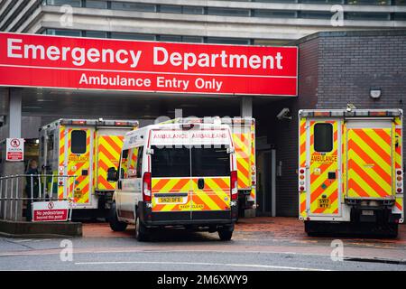 Glasgow, Schottland, Großbritannien. 5. Januar 2023 Krankenwagen warten heute auf die Entladung von Patienten in Der A&E-Abteilung der Glasgow Royal Infirmary in Glasgow. Die Krise Stockfoto