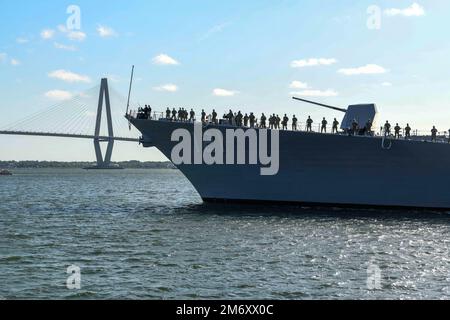 Matrosen bewachen die Schienen als Zerstörer der Arleigh Burke-Klasse USS Frank E. Petersen Jr. (DDG 121) kommt in Charleston, S.C. für die Zeremonie zur Inbetriebnahme am 9. Mai 2022 an. Das Schiff wurde zu Ehren des Lieutenant General des Marine Corps benannt, der der erste afroamerikanische Marine Corps-Pilot und General Officer des Marine Corps war. Er ging 1988 nach 38 Jahren im Dienst aus dem Marinekorps in den Ruhestand. Stockfoto