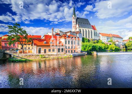 Cesky Krumlov, Tschechische Republik. Malerischer Blick auf das historische Stadtzentrum mit Church St. Vitus und Moldau. Die zum Weltkulturerbe gehörende Stadt Böhmen ist berühmt Stockfoto