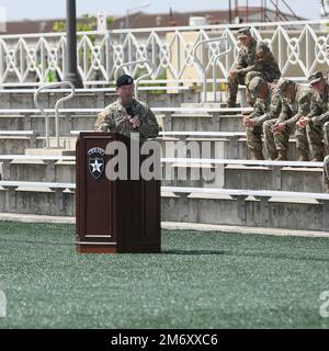 Oberst Stephen Fairless, Commander, 1. Panzerbrigade, 1. Panzerdivision, verabschiedet sich von Kommandant Major Joshua Bitle während der Zeremonie, mit der Bitles Amtszeit als hochrangiger Berater der Brigade beendet wird. Die Ready First Brigade hielt am Montag, den 9. Mai 2022, eine Zeremonie zur Aufgabe der Verantwortung im Hauptquartier der 2. Infanterieabteilung (ROK-US Combined Division) in Camp Humphreys, Republik Korea, als offizielle Vertretung für den Abgang des hochrangigen einberufenen Dienstmitglieds der Brigade, Kommandoleiter Major Joshua Bitle, ab. Er diente als ranghöchster Offizier der Brigade Stockfoto