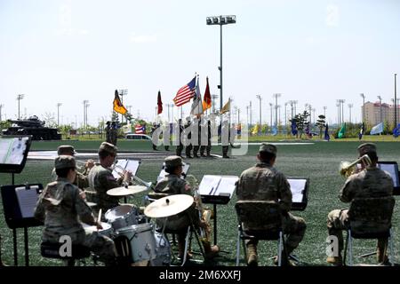 Die achte US-Armeeband spielt am Ende der Zeremonie die 2. Infanterie-Division „Warrior March“ und den „US Army Song“. Die Ready First Brigade hielt am Montag, den 9. Mai 2022, eine Zeremonie zur Aufgabe der Verantwortung im Hauptquartier der 2. Infanterieabteilung (ROK-US Combined Division) in Camp Humphreys, Republik Korea, als offizielle Vertretung für den Abgang des hochrangigen einberufenen Dienstmitglieds der Brigade, Kommandoleiter Major Joshua Bitle, ab. Er war zwei Jahre lang leitender, nicht kommissionierter Offizier der Brigade und wird zu seinem nächsten Einsatz im National Training Center gehen Stockfoto