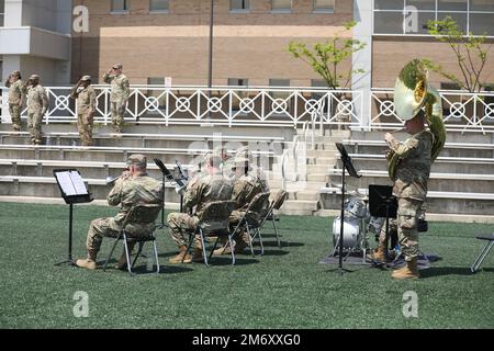 Die achte US-Armeeband lieferte Musik für die Zeremonie. Die Ready First Brigade hielt am Montag, den 9. Mai 2022, eine Zeremonie zur Aufgabe der Verantwortung im Hauptquartier der 2. Infanterieabteilung (ROK-US Combined Division) in Camp Humphreys, Republik Korea, als offizielle Vertretung für den Abgang des hochrangigen einberufenen Dienstmitglieds der Brigade, Kommandoleiter Major Joshua Bitle, ab. Er war zwei Jahre lang leitender, nicht kommissionierter Offizier der Brigade und wird zu seinem nächsten Einsatz im National Training Center in Fort Irwin, Kalifornien, gehen. Stockfoto