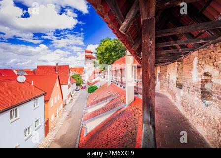 Nordlingen, Deutschland. Charmante Altstadt in der Region Schwabien, Bayerland. Mittelalterliche Steinmauern, bezaubernde romantische Straßenlandschaft Stockfoto