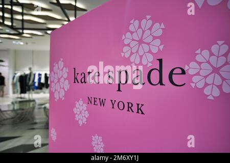 BANGKOK, THAILAND - CIRCA JANUAR 2020: Nahaufnahme des Kate Spade Schilds im Siam Discovery Shopping Center in Bangkok. Kate Spade New York ist an Stockfoto