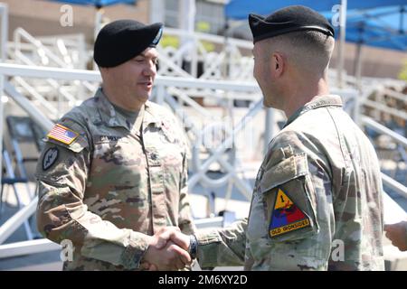 Oberst Stephen Fairless (rechts) Commander, 1. Panzerbrigade, 1. Panzerdivision gratuliert Oberstleutnant Matthew Caprari, Commander, 1. Bataillon, 36. Infanterieregiment, 1. Panzerbrigade, 1. Panzerdivision nach der Verleihung der Medaille für den Meritorischen Dienst bei seiner Zeremonie zum Amtswechsel am 9. Mai 2022. Die Ready First Brigade hielt am Montag, den 9. Mai 2022, im Hauptquartier der 2. Infanterieabteilung (ROK-US Combined Division) im Camp Humphreys, Republik Korea, eine Zeremonie zum Kommandowechsel ab. Hiermit wurde das Kommando des 1. Bataillons, des 36. Infanterie-Regiments, des 1. Bewaffneten B übernommen Stockfoto