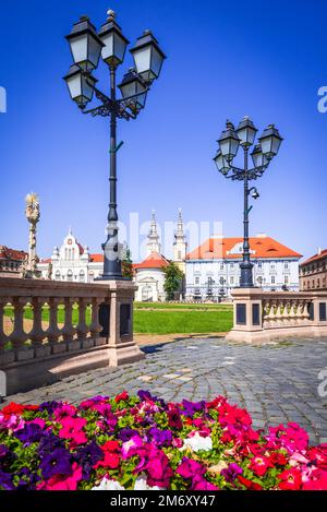 Timisoara, Rumänien - sonniger Tag auf dem Union Square, barocke Architektur von Banat, Westtranssylvanien. Kulturhauptstädte Europas 2023. Stockfoto