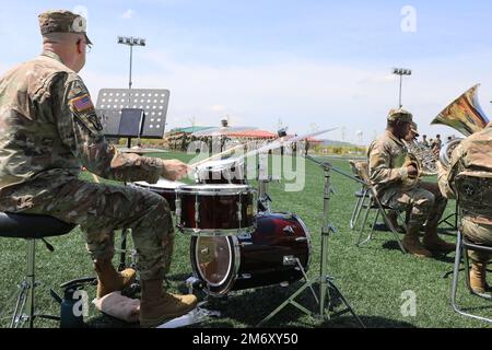 Die achte US-Armeeband gab Musik für den 1-36. Kommandowechsel des Infanteriebataillons. Die Ready First Brigade hielt am Montag, den 9. Mai 2022, im Hauptquartier der 2. Infanterieabteilung (ROK-US Combined Division) im Camp Humphreys, Republik Korea, eine Zeremonie zum Kommandowechsel ab. Hiermit wurde das Kommando des 1. Bataillons, des 36. Infanterie-Regiments, des 1. Bewaffneten Brigaden-Kampfteams, der 1. Panzerdivision von Oberstleutnant Matthew Caprari an Oberstleutnant Geoffrey Lynch übertragen. Stockfoto