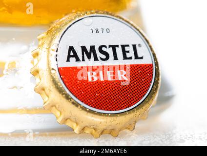 LONDON, UK - 29. DEZEMBER 2022: Amstel Lager Bierflaschendeckel mit Tau und kaltem Glas auf Weiß. Stockfoto