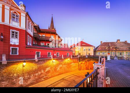 Sibiu, Rumänien. Die Liars Bridge verbindet den kleinen Platz mit dem Huet Square, der mittelalterlichen sächsischen Stadt Cibinium im historischen Siebenbürgen. Stockfoto