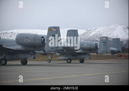 Zwei A10-C Thunderbolt II-Flugzeuge der 104. Kampfeinheit, Maryland Air National Guard, bereiten sich auf den Start vom Andoya Air Base vor, auf dem Weg zur Setermoen Range, um an der Swift Response Übung am 9. Mai 2022 in Andenes, Norwegen teilzunehmen. Swift Response ist eine jährliche, von USAREUR-AF geleitete, multinationale Ausbildungsübung, die in ganz Osteuropa, einschließlich der arktischen Region, der Ostsee und der Balkanhalbinsel, stattfindet und die darauf abzielt, die Bereitschaft und die Interoperabilität mit Verbündeten und Partnern in der Luft zu verbessern. Stockfoto