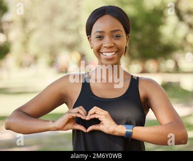 Natur-, Fitness- oder Schwarze-Frau-Porträt mit Herzzeichen liebt Training, Training, Outdoor-Park-Workout im Sommer. Wellness, Gesicht oder gesundes Mädchen Stockfoto