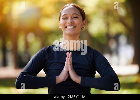 Frauen-, Porträt- und namaste-Meditation im Park, Wellness und Freiheit der Chakra-Energie, Zen-Fitness oder Frieden in Kolumbien. Glückliches Mädchen, Yoga-Training oder Stockfoto