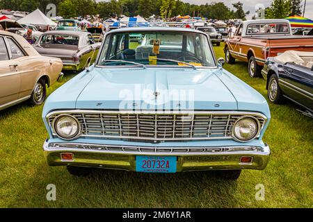 Iola, WI - 07. Juli 2022: Perspektivische Vorderansicht eines Ford Falcon Station Wagon aus dem Jahr 1964 auf einer lokalen Automesse. Stockfoto