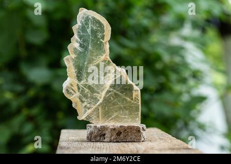 Eine große Probe von weicher Gips-Sulfat-Mineralien auf dem Ausstellungsstand Stockfoto