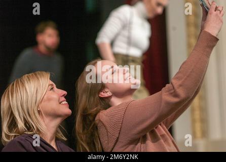 Beroun, Tschechische Republik. 14. Dezember 2022. Die tschechische Präsidentschaftskandidatin Danuse Nerudova (l) posiert mit einem Unterstützer für ein Selfie während einer Fragerunde mit Bürgern. Der Wirtschaftsprofessor war von Februar 2018 bis Januar 2022 Rektor der Universität Mendel in Brünn (Brünn). Die erste Runde der Präsidentschaftswahlen findet vom 13. Bis 14. Januar statt. (Zum dpa "Tschechische Republik vor den Präsidentschaftswahlen: Vom Gerichtssaal zur Prager Burg?") Kredit: Michael Heitmann/dpa/Alamy Live News Stockfoto