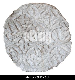 Nahaufnahme der großen runden Tafel aus antikem Stein mit Blumenmuster und zerkleinerten Kanten, isoliert auf Weiß Stockfoto