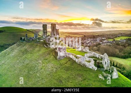 Corfe Castle, Dorset, Großbritannien. 6. Januar 2023 Sonnenaufgang im Corfe Castle in Dorset. Bildnachweis: Graham Hunt/Alamy Live News Stockfoto