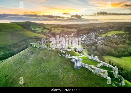 Corfe Castle, Dorset, Großbritannien. 6. Januar 2023 Sonnenaufgang im Corfe Castle in Dorset. Bildnachweis: Graham Hunt/Alamy Live News Stockfoto