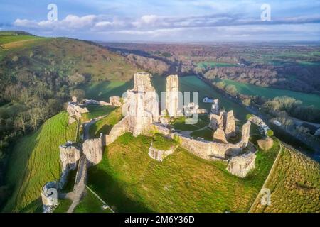 Corfe Castle, Dorset, Großbritannien. 6. Januar 2023 Frühmorgendlicher Sonnenschein im Corfe Castle in Dorset kurz nach Sonnenaufgang. Bildnachweis: Graham Hunt/Alamy Live News Stockfoto