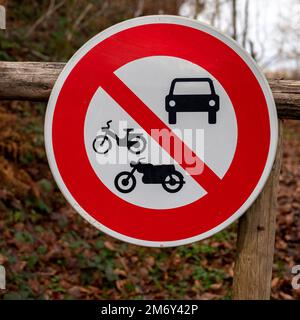 Zugang zu Kraftfahrzeugen verboten. Straßenschild. Autobahncode. Hinweis Zugang zu Kraftfahrzeugen verboten. Stockfoto