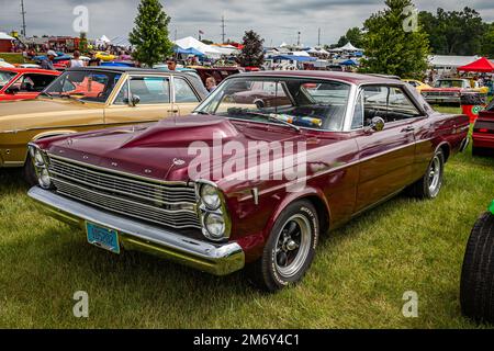 Iola, WI - 07. Juli 2022: Blick aus der Perspektive auf eine 1966 Ford Galaxie 500 2 Door Hardtop auf einer lokalen Automesse. Stockfoto