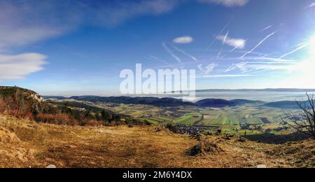 Wundervolle Aussicht auf dichten Nebel am Horizont mit blauem Himmel und Sonnenschein von einem Bergpanorama Stockfoto