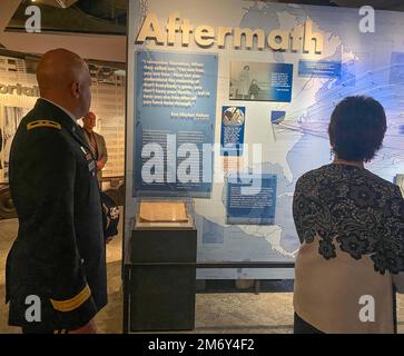 Generalmajor John C. Harris Jr. (links), Adjutant General in Ohio, sieht eine Ausstellung während einer Führung durch das Nancy & David Wolf Holocaust & Humanity Center am 9. Mai 2022 in Cincinnati. Die Tour war Teil der 42. Holocaust-Gedenkfeier des Gouverneurs, die zum ersten Mal außerhalb der Landeshauptstadt Columbus stattfand. Stockfoto