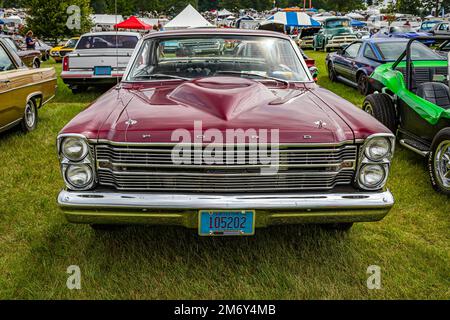 Iola, WI - 07. Juli 2022: Perspektivische Vorderansicht eines 1966 Ford Galaxie 500 2 Door Hardtop auf einer lokalen Automesse. Stockfoto