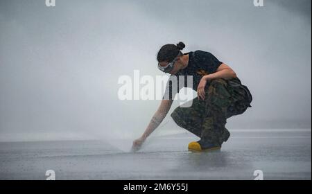 220510-N-DW158-1024 PACIFIC OCEAN (10. Mai 2022) Damage Controlman 3. Class Rheann Hietpas aus Kaukauna, Wisconsin, inspiziert einen abwaschbaren Sprinkler im Cockpit der USA Der einzige nach vorn eingesetzte Flugzeugträger der Navy USS Ronald Reagan (CVN 76), der während eines Tests des Abwaschsystems für Gegenmaßnahmen am Schiff eingesetzt wurde. Das Abwaschsystem für Gegenmaßnahmen wird vor, während und nach einer chemischen Kontamination verwendet, um schädliche Chemikalien oder Agenzien an der Außenseite des Schiffes zu entfernen. Ronald Reagan, das Flaggschiff der Carrier Strike Group 5, stellt eine kampfbereite Truppe bereit, die und schützt Stockfoto