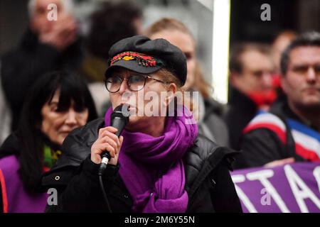 Paris, frankreich, 04/01/2023, Sprecherin des Kurdischen Demokratischen Rates in Frankreich (CDKF) Berivan Firat anlässlich des Weißen marsches zu Ehren der drei kurdischen Aktivisten (Sakine Cansiz, Fidan Dogan und Leyla Saylemez), die am 9. Januar 2013 anlässlich des 10. Jahrestages ermordet wurden, Und drei kurdische Opfer (Emine Kara, mir Perwer und Abdurrahman Kizil) der Schießerei in der Rue Enghien am 26. Dezember 2022, in Paris, Frankreich am 04. Januar 2023. Foto: Karim Ait Adjedjou/ABACAPRESS.COM Stockfoto