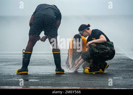 220510-N-DW158-1035 SEELEUTE IM PAZIFISCHEN OZEAN (10. Mai 2022) inspizieren einen abwaschbaren Sprinkler im Cockpit der USA Der einzige nach vorn eingesetzte Flugzeugträger der Navy USS Ronald Reagan (CVN 76), der während eines Tests des Abwaschsystems für Gegenmaßnahmen am Schiff eingesetzt wurde. Das Abwaschsystem für Gegenmaßnahmen wird vor, während und nach einer chemischen Kontamination verwendet, um schädliche Chemikalien oder Agenzien an der Außenseite des Schiffes zu entfernen. Ronald Reagan, das Flaggschiff der Carrier Strike Group 5, stellt eine kampfbereite Truppe bereit, die die Vereinigten Staaten schützt und verteidigt und Bündnisse, Partnershi, unterstützt Stockfoto